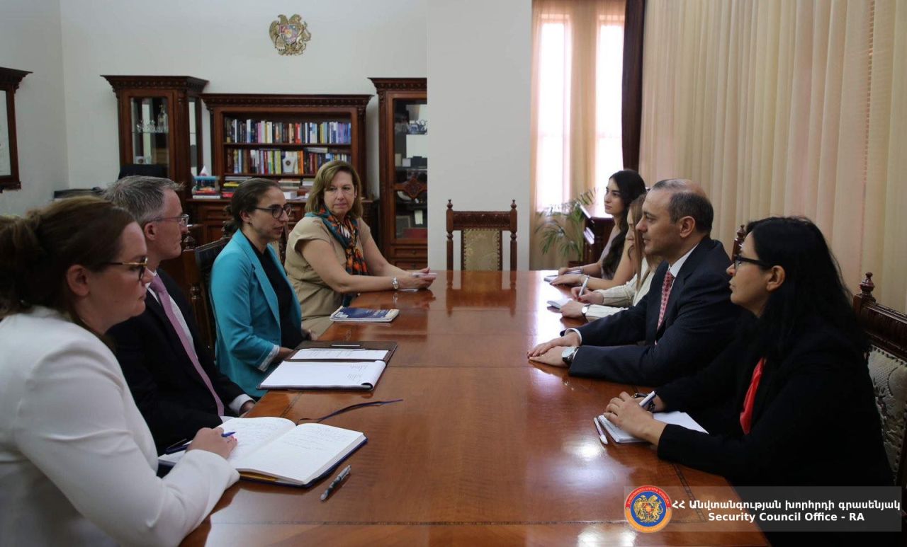 ՀՀ ԱԽ քարտուղարն ընդունել է ԱՄՆ Սենատի Արտաքին հարաբերությունների հանձնաժողովի աշխատակազմի ներկայացուցիչներին