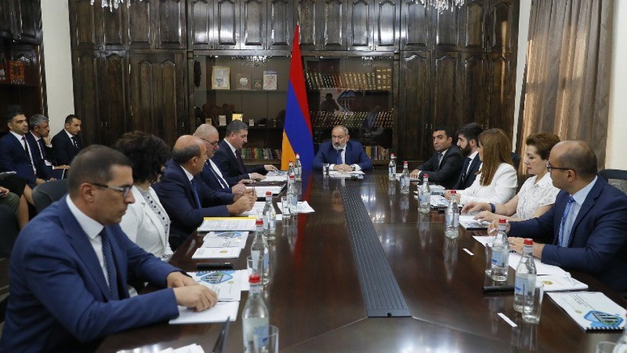 Վարչապետին ներկայացվել է Շիրակի մարզպետի աշխատակազմի աշխատանքային գործունեության հաշվետվությունը