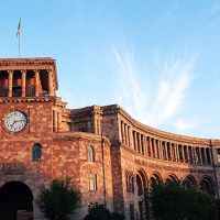 Երկար տարիներ հանրակացարաններում բնակվող փախստական ընտանիքները կապահովվեն բնակարաններով