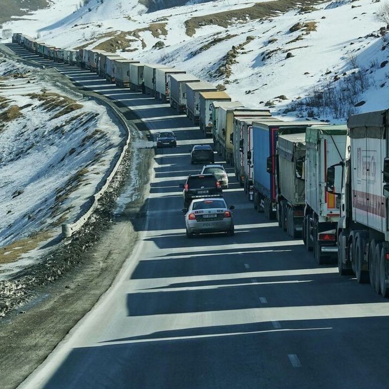 Հայկական մոտ 600 բեռնատար սպասում է Վերին Լարսով անցնելուն. մաքսային կցորդ
