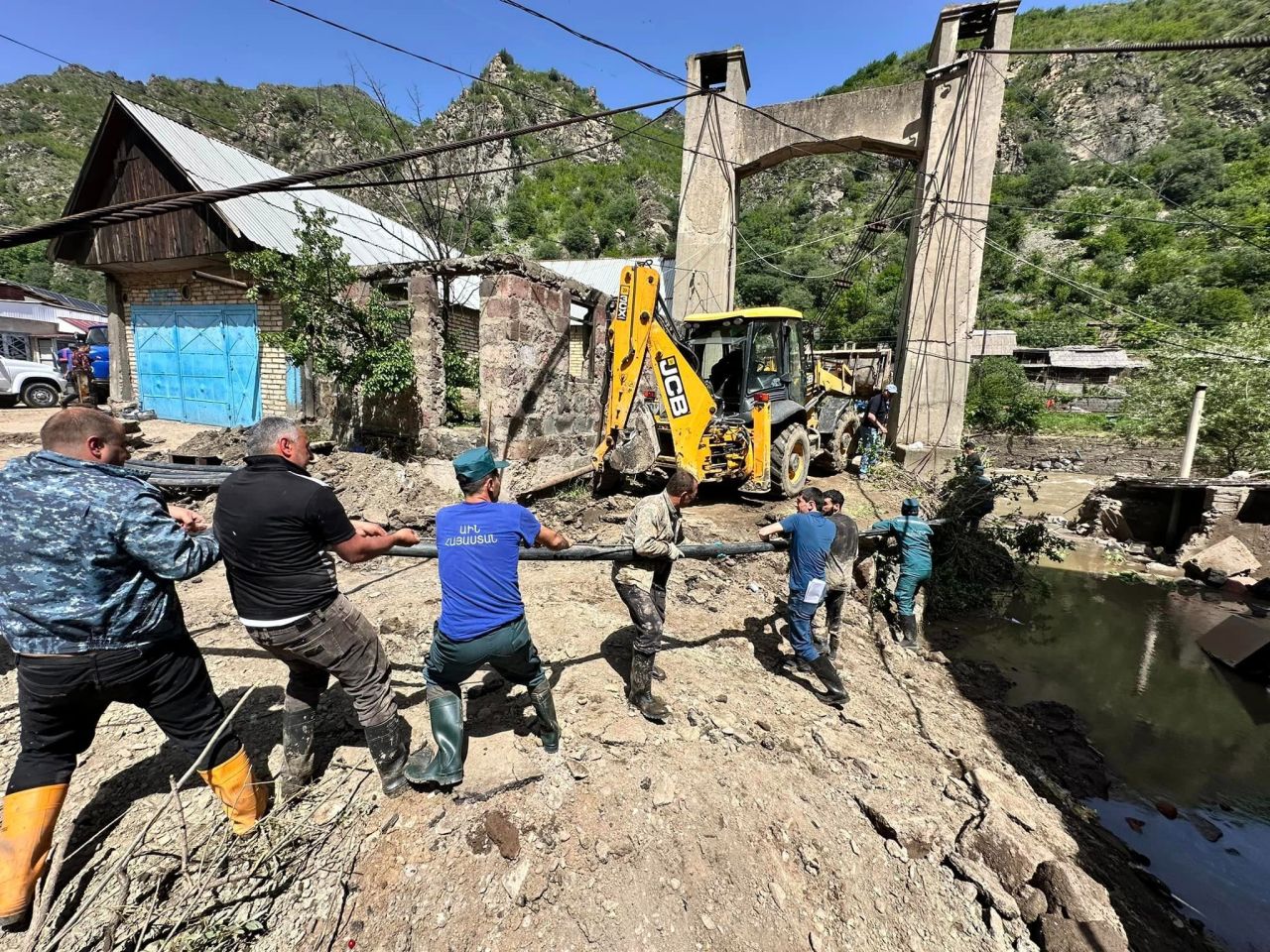 Լոռու մարզպետը և որոշ պաշտոնյաներ Ալավերդիում հետևել են ջրհեղեղի հետևանքների վերացման աշխատանքներին