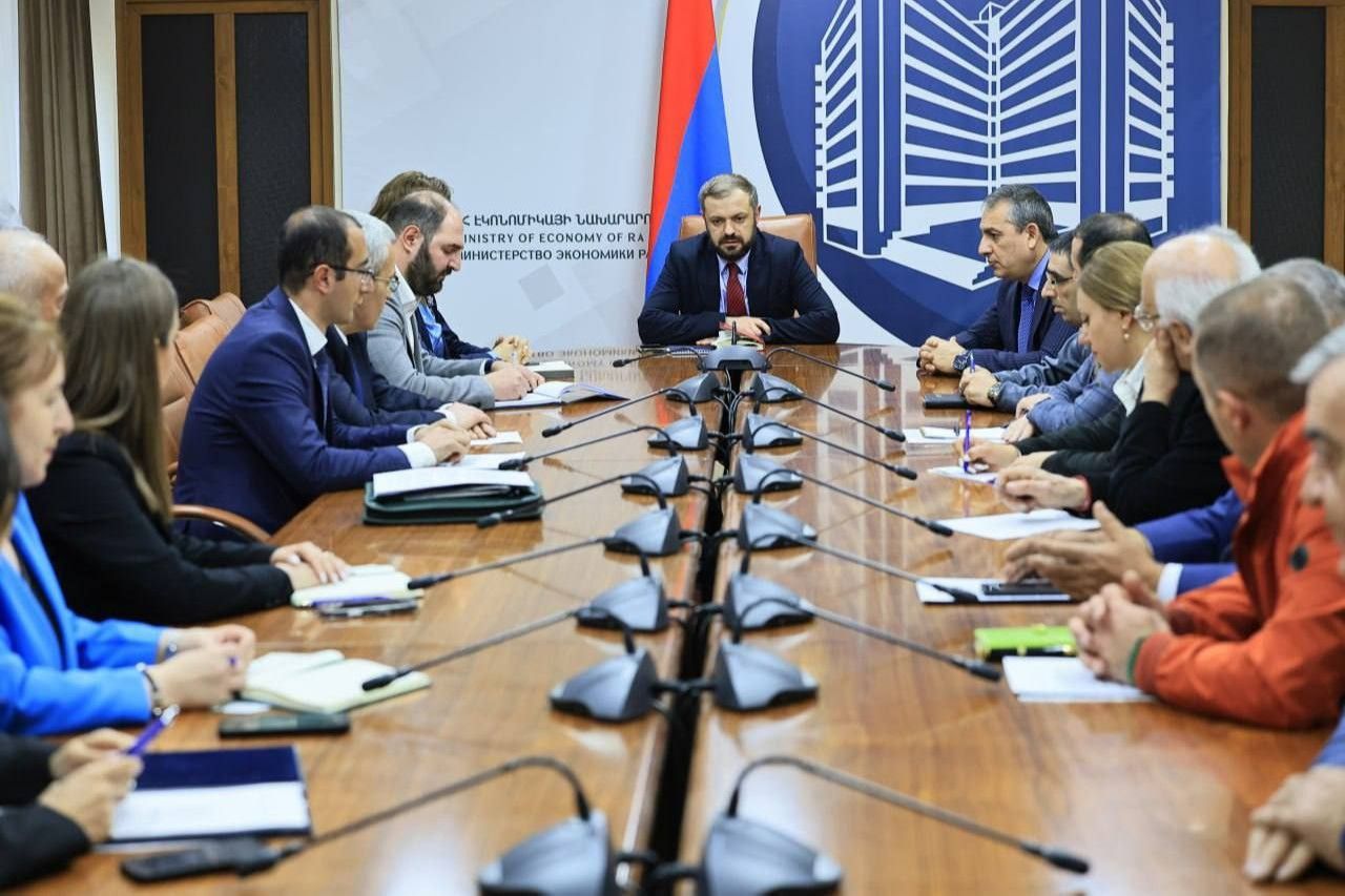 ՀՀ էկոնոմիկայի նախարար Գ․ Պապոյանն այսօր հանդիպել է հյուրանոցային և ռեստորանային բիզնեսի 37 գործարարների