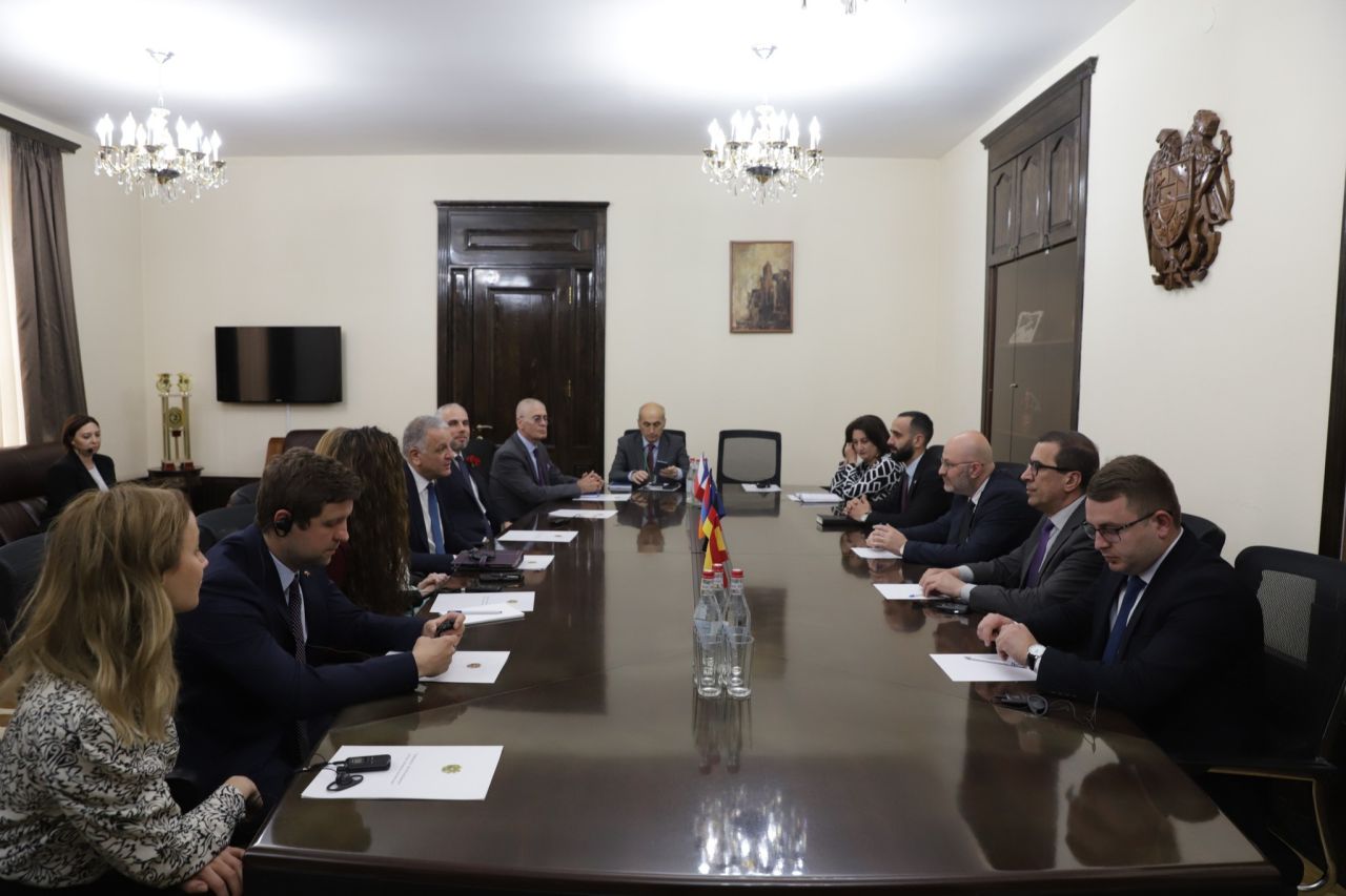 Պատրաստ ենք մեզ մեկնած ձեռքը սեղմելու ու քննարկելու փոխադարձ հետաքրքրություն ներկայացնող առաջարկները. Շիրակի մարզպետը՝ ԵՄ դեսպաններին