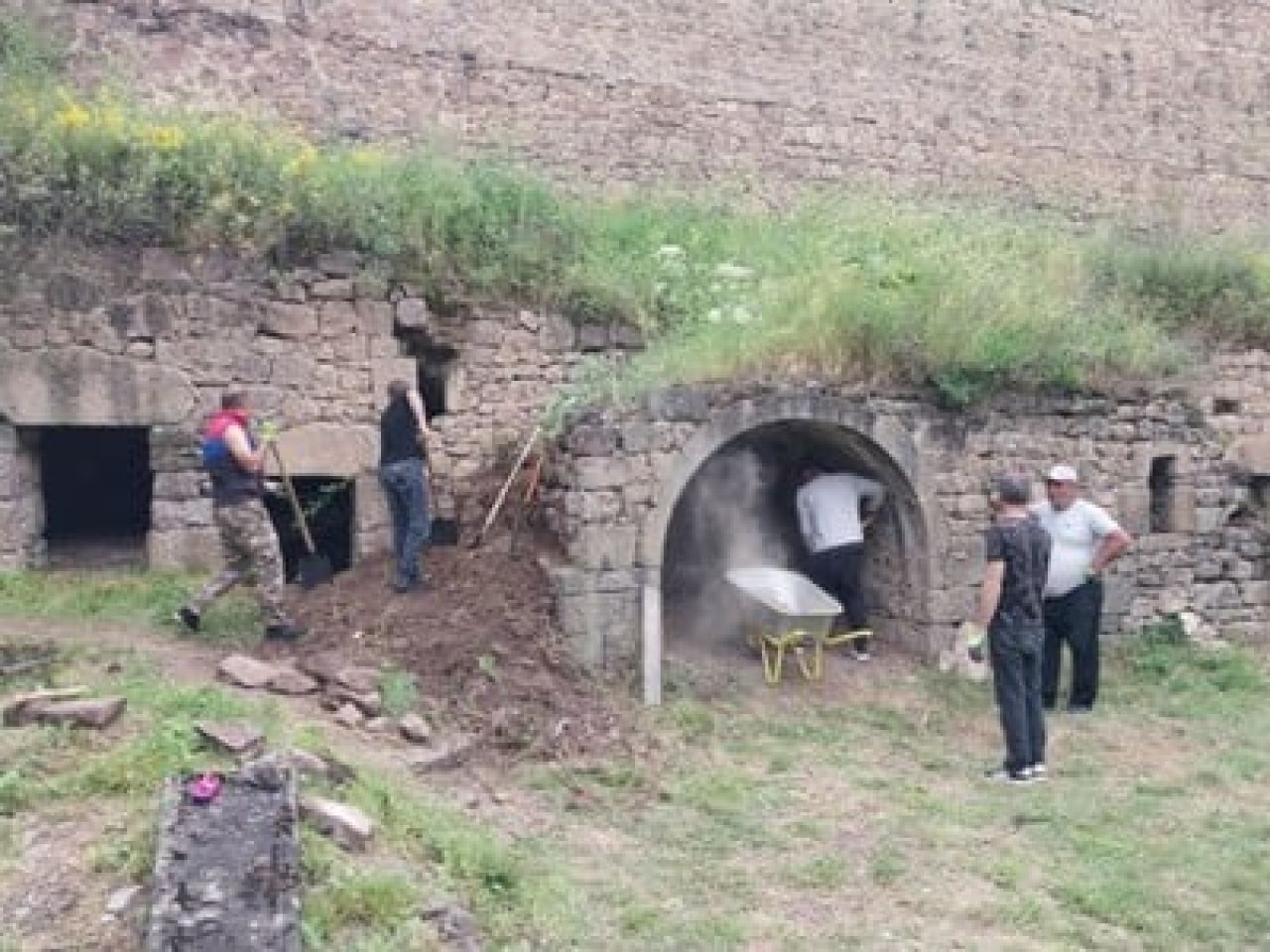Տաթևի Մեծ անապատում պեղումների արդյունքում հայտնաբերվել է խարիսխ, քարե օջախ, ջնարակապատ թասիկի բեկոր