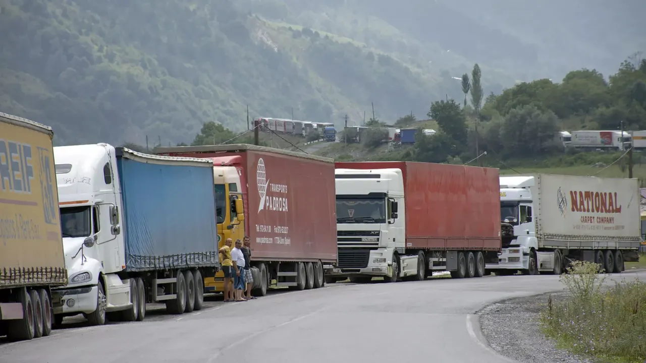 Հայկական բեռնատարները կրկին սկսել են դանդաղ հատել Վրաստանը