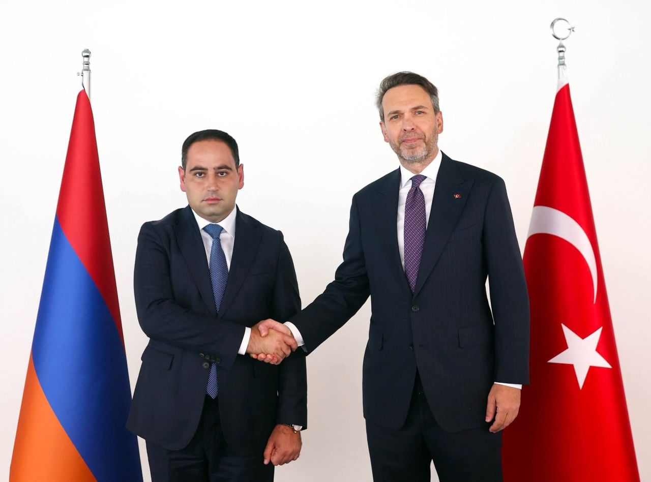 ՏԿԵ նախարար Դավիթ Խուդաթյանը հանդիպել է Թուրքիայի էներգետիկայի և բնական պաշարների նախարարի հետ