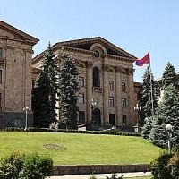 Կառավարության նախաձեռնությամբ հրավիրված ԱԺ արտահերթ նստաշրջանը շարունակում է իր աշխատանքը