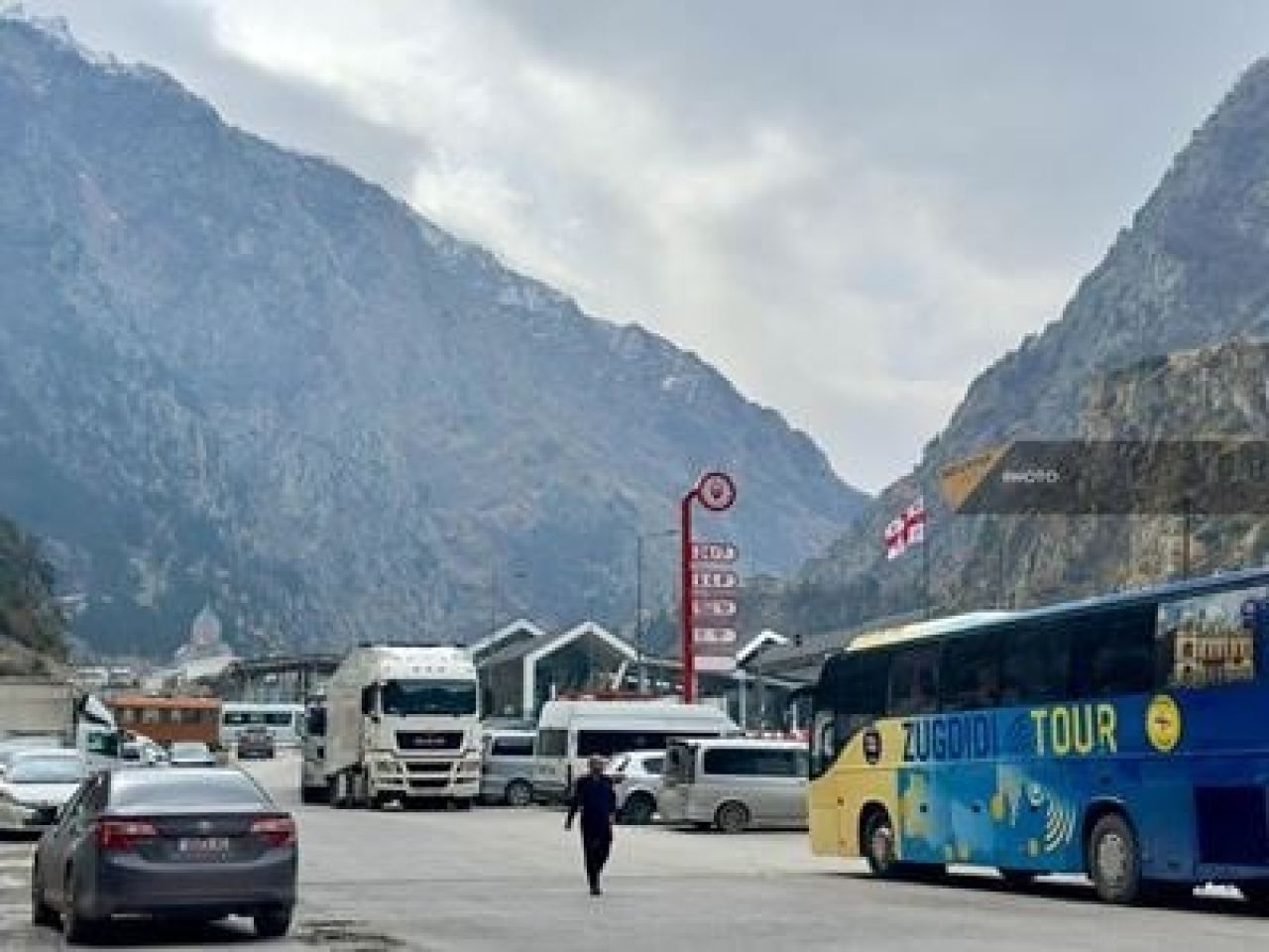 Վերջին 7 օրում ռուս-վրացական սահմանը հատել և ՌԴ տարածք է մտել շշալցված կnնյակով բեռնված 62 բեռնատար. Պապոյան