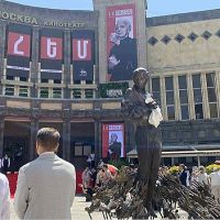 Երևանում բացվեց Շառլ Ազնավուրի արձանը