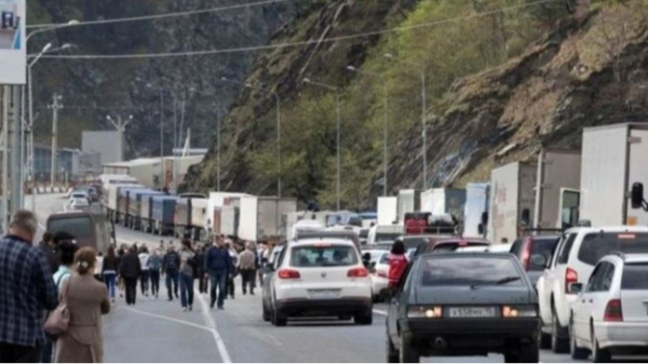 Լարսի անցակետում մեքենաների կուտակումներ են