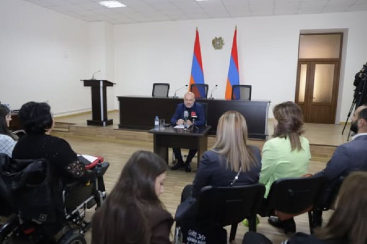 Դավիթ Առուշանյանն այսօր հանդիպել է Շիրակի մարզում գործող հասարակական կազմակերպությունների ներկայացուցիչներին