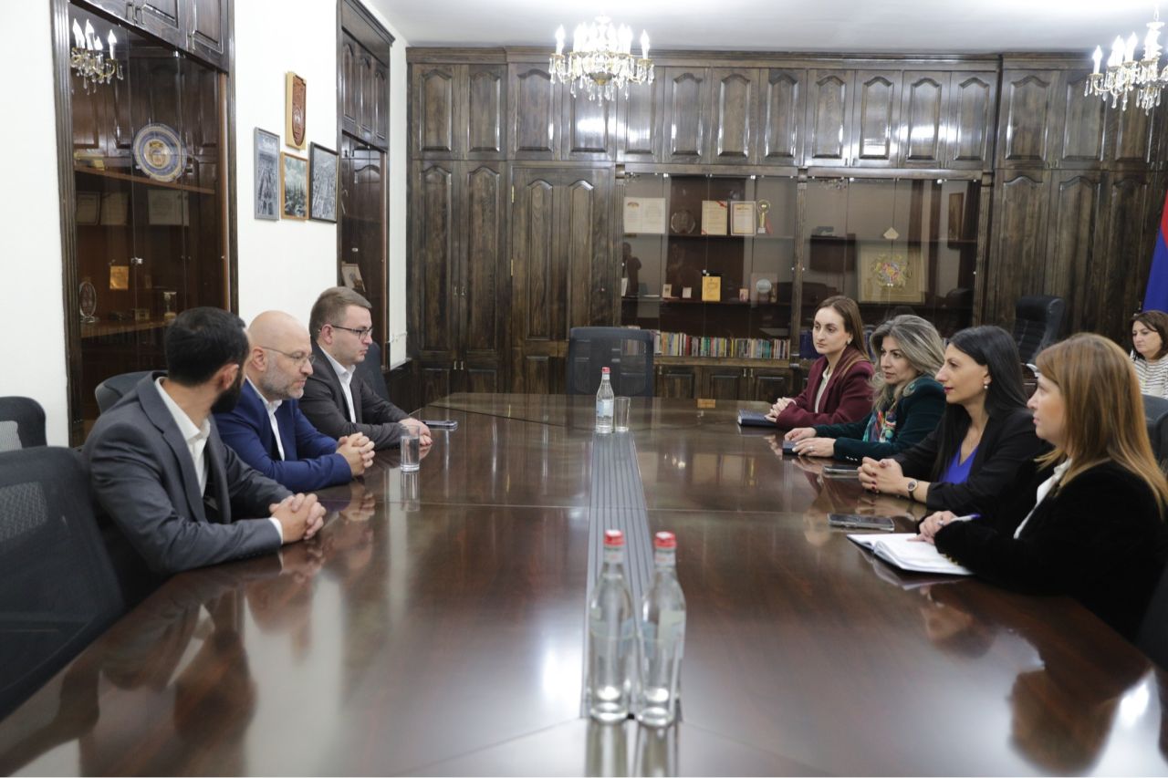 Շիրակի մարզպետն ընդունել է աշխատանքային այցով Շիրակի մարզում գտնվող Մարդու իրավունքների պաշտպանին