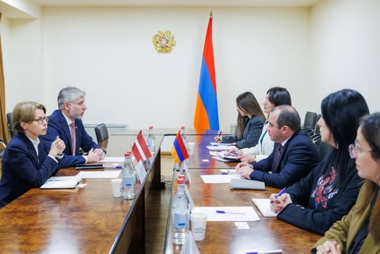 Ռուբեն Սիմոնյանն ընդունել է ՀՀ-ում Լատվիայի եսպան Էդիտե Մեդնեին