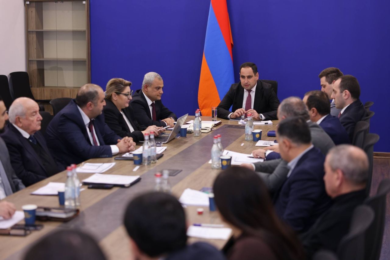 Դավիթ Խուդաթյանը ներկայացրել նորանշանակ փոխնախարար Նարեկ Ապիտոնյանին ով ,համակարգելու է էներգետիկ բլոկը