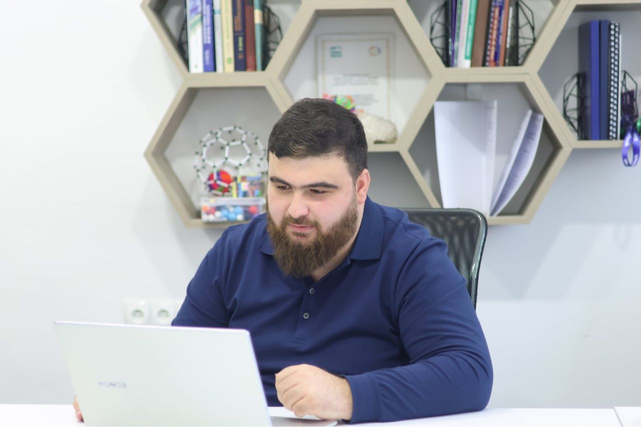 Օրգանական նոր նյութեր և նոր մարտկոցներ. ԵՊՀ ասպիրանտ Միքայել Չոբանյանի հետազոտությունը