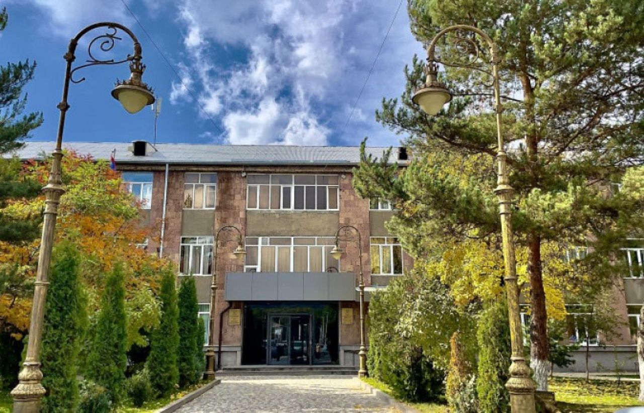 Ապարանի համայնքապետարանի որոշ պաշտոնյաներ մեղադրվում են նախնական համաձայնությամբ տարբեր չափի կաշառք ստանալու համար