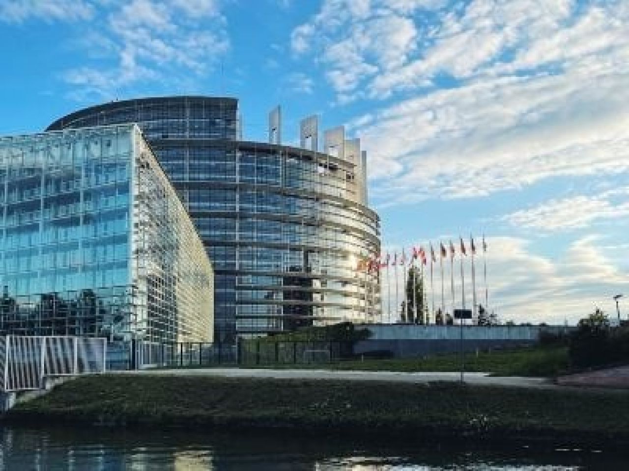 Ցույց Եվրախորհրդարանի մոտ