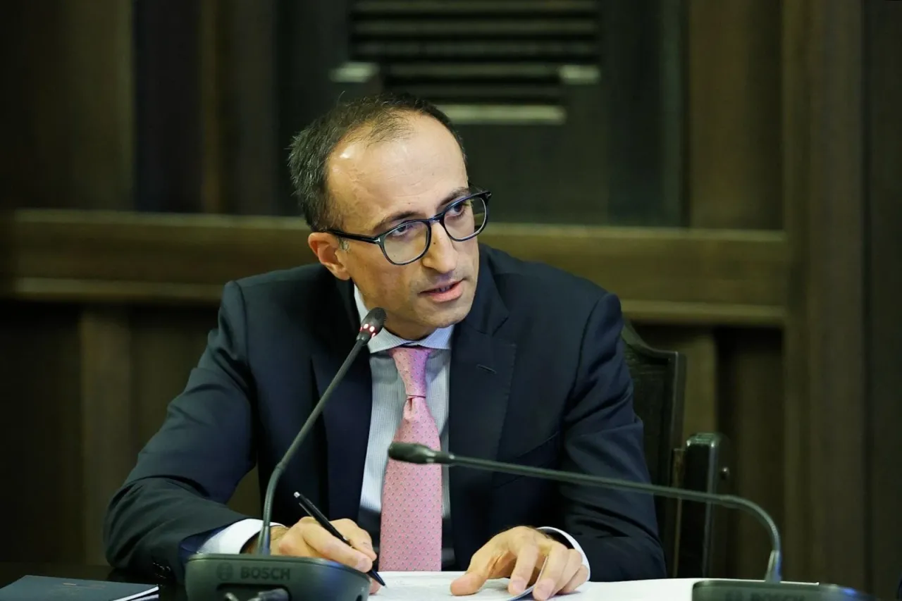 Ապրիլի 1-ից կանխիկ կենսաթոշակ չի լինելու. նախարարը թոշակառուներին հորդորում է մինչև մարտի 5-ը ձեռք բերել քարտեր