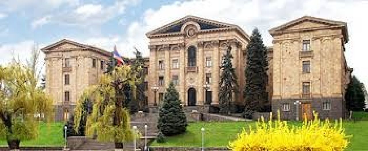 Բուժաշխատողներն աշխատավարձը ստացել են ուշացումով և ցածր․ բողոքի ակցիա ԱԺ-ի մոտ