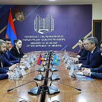 Պապոյանն ու Ղազախստանի դեսպանը քննարկել են Ղազախստանից դեպի Հայաստան ներդրումային հոսքերի ավելացման հարցերը
