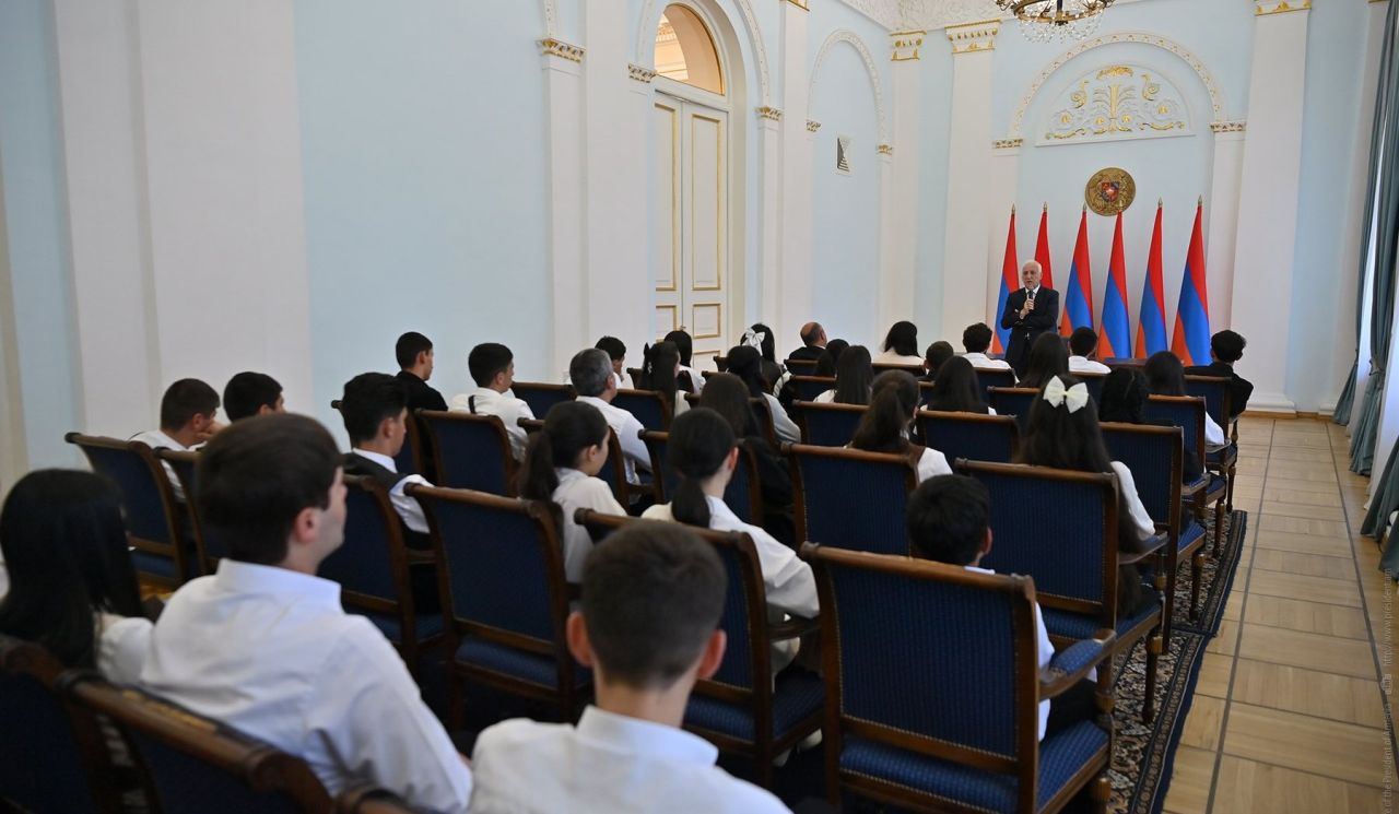 ՀՀ նախագահը հանդիպել է Շիրակի մարզի տարբեր համայնքների մի խումբ դպրոցականների հետ