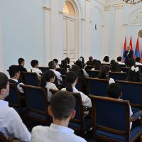 ՀՀ նախագահը հանդիպել է Շիրակի մարզի տարբեր համայնքների մի խումբ դպրոցականների հետ