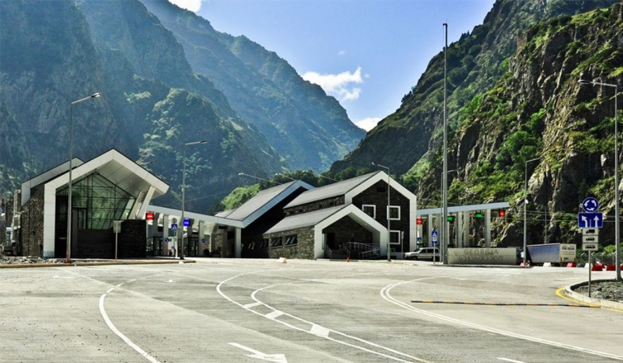 Լարսը բաց է բոլոր տեսակի տրանսպորտային միջոցների համար