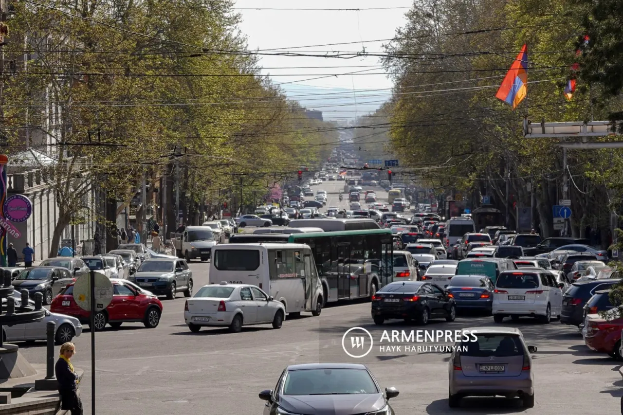 Ավինյանը հանձնարարել է մինչև աշուն Երևանում իրականացնել ավտոբուսային երկու հիմնական ուղեգծերի կահավորումը