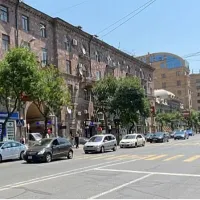 Երևանի Ամիրյան փողոցը անվանակոչվեց Պապ թագավորի անունով