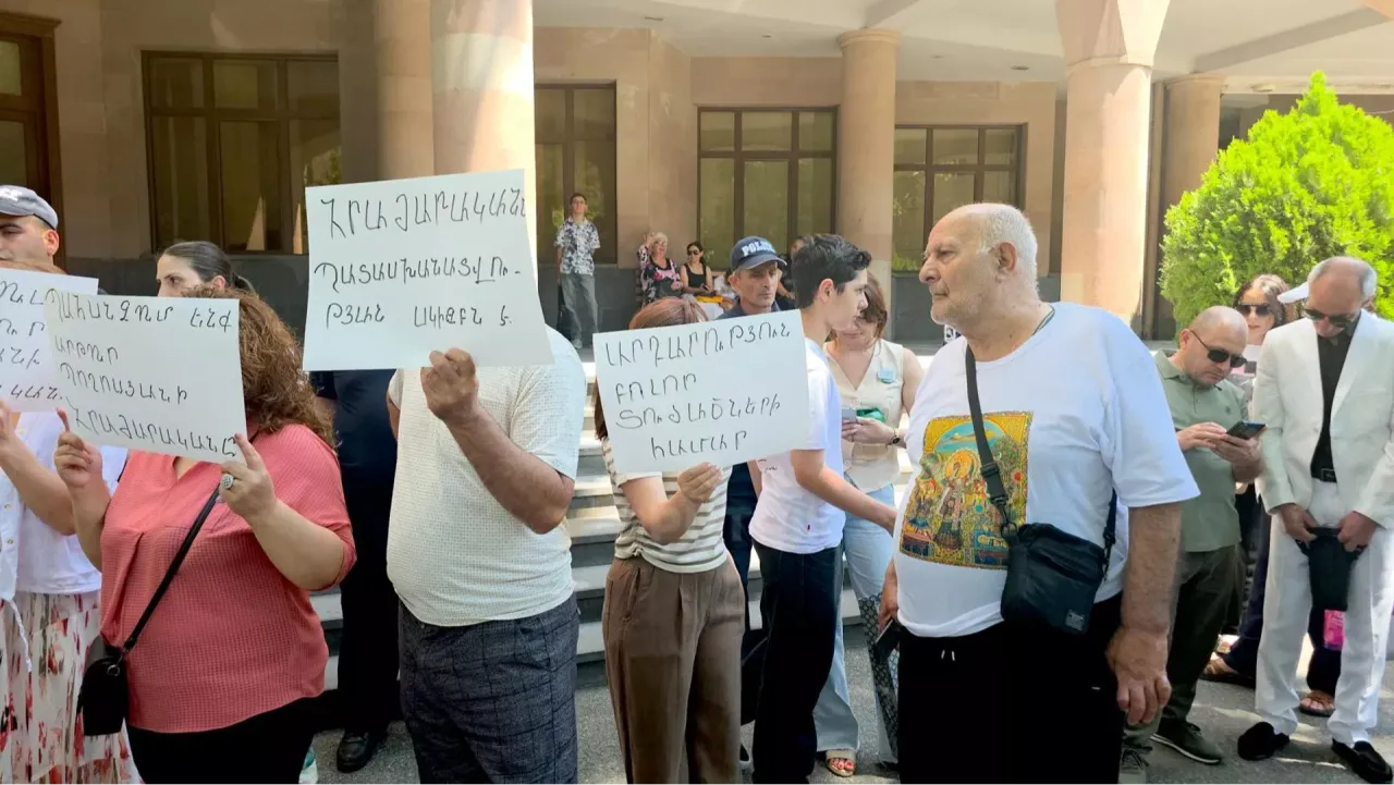 Զեղծարարության զոհ դարձած քաղաքացիները պահանջում են ՔԿ նախագահի հրաժարականը