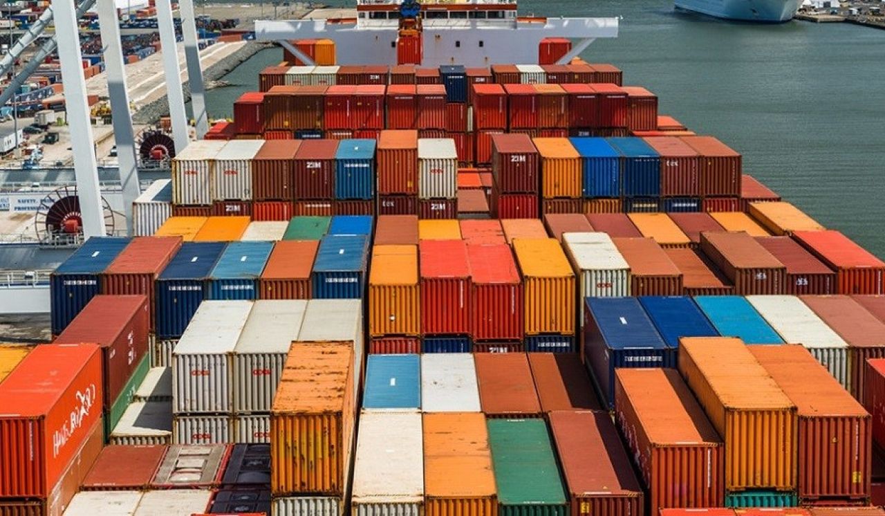 Container terminal. Контейнеры в порту. Склад контейнеров в порту. Контейнерные склады в портах. Контейнеры в морских портах.