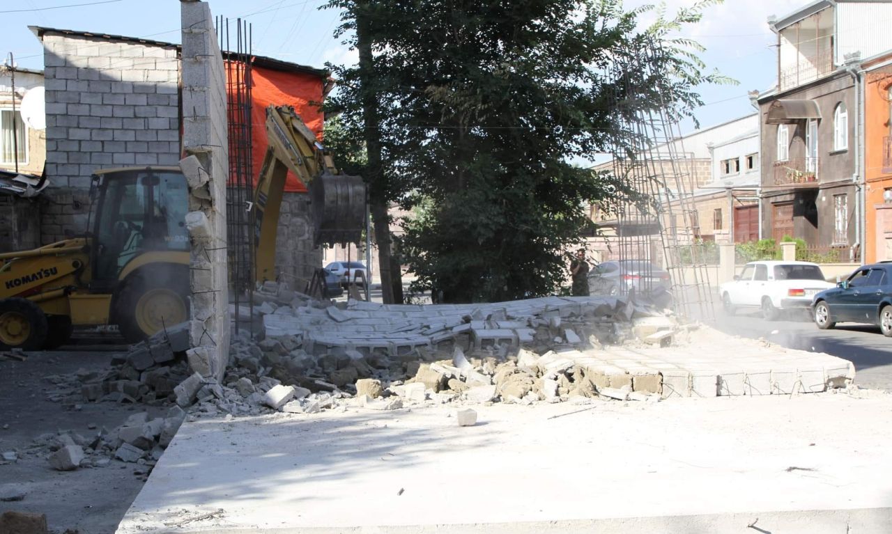 Գյումրիում ապօրինի շինություն է քանդվել